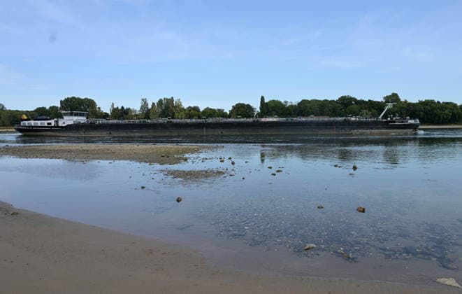 09.08.2026, xophax, öffentliches Leben, Köln, Cologne. Rhein. Niedrigwasser im Rhein. Schifffahrt im Rhein eingeschränkt. Rodenkirchen. Köln *** August 9, 2026, xophax, public life, Cologne, Low water levels in the Rhine; shipping on the Rhine restricted; Rodenkirchen, Cologne