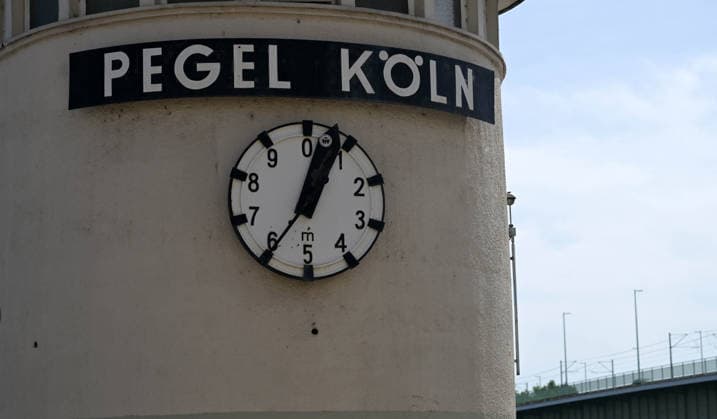 09.08.2026, xophax, öffentliches Leben, Köln, Cologne. Rhein. Niedrigwasser im Rhein. Schifffahrt im Rhein eingeschränkt. Pegelstand ca. 6 meter. Köln *** August 9, 2026, xophax, public life, Cologne, Low water levels on the Rhine; shipping on the Rhine restricted; water level approx. 6 meters; Cologne