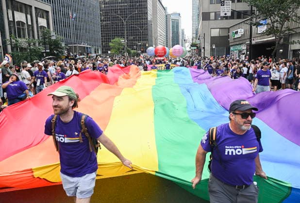News Bilder des Tages August 9, 2026, Montreal, Pq, Canada: People pull a giant rainbow flag along a street during the Pride parade in Montreal, on Sunday, Aug. 9, 2026. Montreal Canada  - ZUMAc35_ 20260809_zaf_c35_018 Copyright: xGrahamxHughesx
