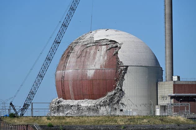 Deutschland, Niedersachsen, Stade, 09.08.2026: Der ehemalige Kernkraftwerk Stade wird abgerissen. Die Betonhülle des Reaktorgebäudes wird abgerochen und der stählerne Druckbehälter liegt frei. Abbruch Kernkraftwerk Stade *** Germany, Lower Saxony, Stade, August 9, 2026 The former Stade Nuclear Power Plant is being demolished. The concrete shell of the reactor building is being torn down, exposing the steel pressure vessel. Demolition of the Stade Nuclear Power Plant