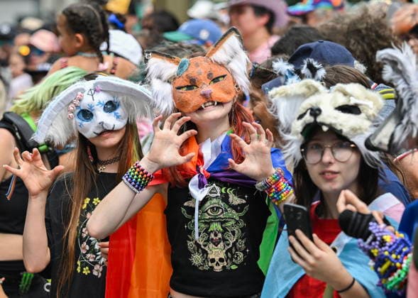 News Bilder des Tages August 9, 2026, Montreal, Pq, Canada: Members of the crowd look on during the Pride parade in Montreal, on Sunday, Aug. 9, 2026. Montreal Canada  - ZUMAc35_ 20260809_zaf_c35_028 Copyright: xGrahamxHughesx
