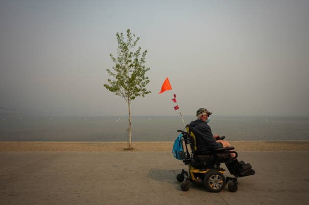 News Bilder des Tages August 9, 2026, Penticton, Bc, CANADA: A man using a wheelchair wears a mask due to poor air quality as smoke from the Bald Range wildfire envelopes Okanagan Lake, in Penticton, B.C., on Sunday, Aug. 9, 2026. The Bald Range wildfire in British Columbia s south Okanagan region has forced 20,000 people out of their homes in the Peachland and Summerland areas. Penticton CANADA  - ZUMAc35_ 20260809_zaf_c35_044 Copyright: xDarrylxDyckx