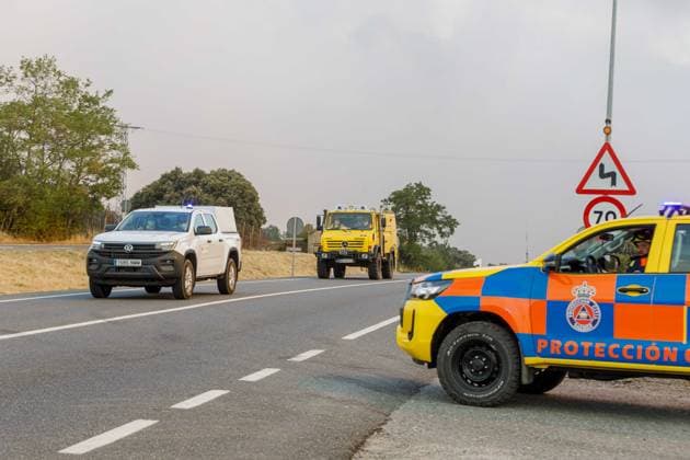 A forest fire in Revenga has been classified as Severity Level 1, forcing the closure of Highway N 603 between Segovia and San Rafael. Firefighting efforts in Revenga, as of August 9, 2026, in Segovia, Castile and León, Spain. The Regional Ministry of the Environment has classified a wildfire that broke out in Revenga, Segovia, this Sunday as Level 1 on the Potential Severity Index (IGR), forcing the closure of Highway N 603 between the city of Segovia and the town of San Rafael. The fire began at 4:54 p.m. and was subsequently elevated to IGR 1 because the blaze is threatening forested areas covering more than 30 hectares. On the scene are more than twenty firefighting units working to extinguish the blaze, the cause of which is under inv  Copyright: xNachoxValverdex 7707553