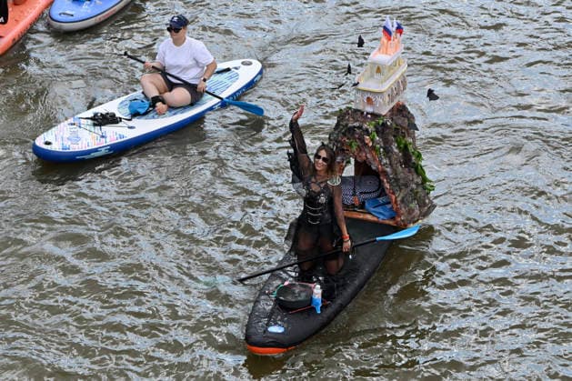 (260809) -- MOSCOW, Aug. 9, 2026 -- People take part in the annual Yauzafest paddleboarding festival in Moscow, Russia, on Aug. 9, 2026. (Photo by Xinhua) RUSSIA-MOSCOW-PADDLEBOARDING-FESTIVAL AlexanderxZemlianichenkoxJr 