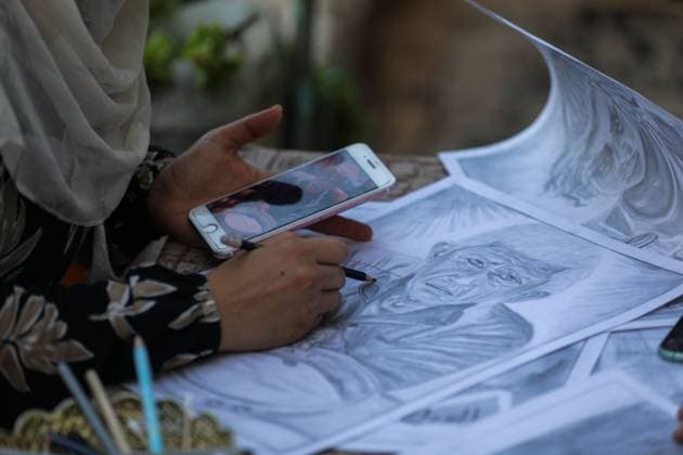 Palestinian Artist Documents Life in Gaza Through Charcoal Drawings GAZA CITY, GAZA STRIP AUGUST 9, 2026: Palestinian artist Nadia Abu Issa creates charcoal drawings depicting the hardships experienced by civilians during the war in Gaza, including shortages of food and water and life under continued displacement and insecurity. Living near an area affected by ongoing military activity, Abu Issa says her artwork aims to document the daily realities faced by Palestinians and preserve their experiences through art. Among her recent works is a portrait of Turkish President Recep Tayyip ErdoÄüan, which she says she created as a gesture of appreciation for Turkey™s support for Palestinians. GAZA CITY Palestine, State of Copyright: x xRamzixAbuxAmerx xJNAxPressx