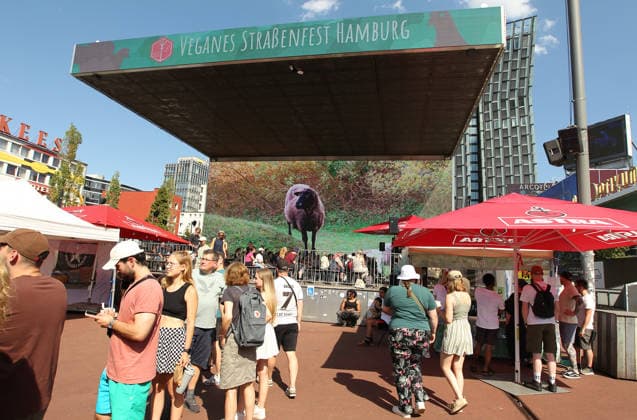 Veganes Straßenfest auf dem Spielbundeplatz auf St. Pauli. Am Samstag und Sonntag strömten Tausende von Besucher bei bestem Wetter zu dem Fest, das erstmalig an zwei Tagen stattfand. Veranstalter war der Verein Animal Rights Watch e.V.. St. Pauli Hamburg *** Vegan Street Festival at Spielbundeplatz in St. Pauli On Saturday and Sunday, thousands of visitors flocked to the festival—which took place over two days for the first time—amid perfect weather. The event was organized by the association Animal Rights Watch e.V. St. Pauli Hamburg.