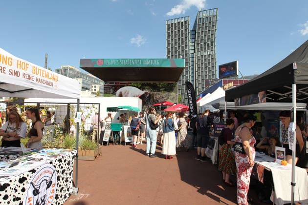 Veganes Straßenfest auf dem Spielbundeplatz auf St. Pauli. Am Samstag und Sonntag strömten Tausende von Besucher bei bestem Wetter zu dem Fest, das erstmalig an zwei Tagen stattfand. Veranstalter war der Verein Animal Rights Watch e.V.. St. Pauli Hamburg *** Vegan Street Festival at Spielbundeplatz in St. Pauli On Saturday and Sunday, thousands of visitors flocked to the festival—which took place over two days for the first time—amid perfect weather. The event was organized by the association Animal Rights Watch e.V. St. Pauli Hamburg.