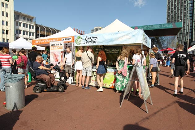 Veganes Straßenfest auf dem Spielbundeplatz auf St. Pauli. Am Samstag und Sonntag strömten Tausende von Besucher bei bestem Wetter zu dem Fest, das erstmalig an zwei Tagen stattfand. Veranstalter war der Verein Animal Rights Watch e.V.. St. Pauli Hamburg *** Vegan Street Festival at Spielbundeplatz in St. Pauli On Saturday and Sunday, thousands of visitors flocked to the festival—which took place over two days for the first time—amid perfect weather. The event was organized by the association Animal Rights Watch e.V. St. Pauli Hamburg.