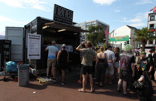 Veganes Straßenfest auf dem Spielbundeplatz auf St. Pauli. Am Samstag und Sonntag strömten Tausende von Besucher bei bestem Wetter zu dem Fest, das erstmalig an zwei Tagen stattfand. Veranstalter war der Verein Animal Rights Watch e.V.. St. Pauli Hamburg *** Vegan Street Festival at Spielbundeplatz in St. Pauli On Saturday and Sunday, thousands of visitors flocked to the festival—which took place over two days for the first time—amid perfect weather. The event was organized by the association Animal Rights Watch e.V. St. Pauli Hamburg.