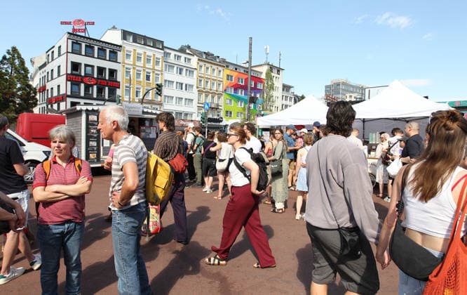 Veganes Straßenfest auf dem Spielbundeplatz auf St. Pauli. Am Samstag und Sonntag strömten Tausende von Besucher bei bestem Wetter zu dem Fest, das erstmalig an zwei Tagen stattfand. Veranstalter war der Verein Animal Rights Watch e.V.. St. Pauli Hamburg *** Vegan Street Festival at Spielbundeplatz in St. Pauli On Saturday and Sunday, thousands of visitors flocked to the festival—which took place over two days for the first time—amid perfect weather. The event was organized by the association Animal Rights Watch e.V. St. Pauli Hamburg.
