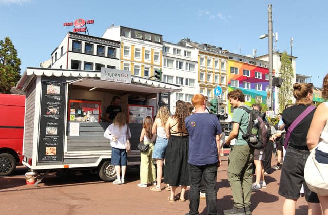 Veganes Straßenfest auf dem Spielbundeplatz auf St. Pauli. Am Samstag und Sonntag strömten Tausende von Besucher bei bestem Wetter zu dem Fest, das erstmalig an zwei Tagen stattfand. Veranstalter war der Verein Animal Rights Watch e.V.. St. Pauli Hamburg *** Vegan Street Festival at Spielbundeplatz in St. Pauli On Saturday and Sunday, thousands of visitors flocked to the festival—which took place over two days for the first time—amid perfect weather. The event was organized by the association Animal Rights Watch e.V. St. Pauli Hamburg.