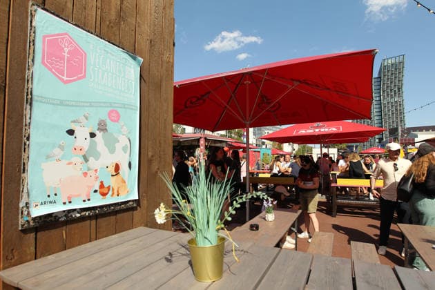 Veganes Straßenfest auf dem Spielbundeplatz auf St. Pauli. Am Samstag und Sonntag strömten Tausende von Besucher bei bestem Wetter zu dem Fest, das erstmalig an zwei Tagen stattfand. Veranstalter war der Verein Animal Rights Watch e.V.. St. Pauli Hamburg *** Vegan Street Festival at Spielbundeplatz in St. Pauli On Saturday and Sunday, thousands of visitors flocked to the festival—which took place over two days for the first time—amid perfect weather. The event was organized by the association Animal Rights Watch e.V. St. Pauli Hamburg.