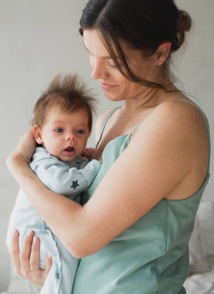 Eine liebevolle Mutter, die sich zu Hause um ihr Neugeborenes kümmert. Loving mom carying of her newborn baby at home. Lifestyle and family concept. (License=RF) ,model released, Symbolfoto Copyright: xZoonar.com RaisaxKanarevax 25378343 ,model released, Symbolfoto ,property released