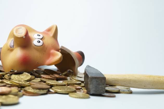 Kaputtes Sparschwein, das auf einem Stapel Euro Münzen liegt, daneben ein Hammer, der Finanzkrise und Schulden symbolisiert Broken piggy bank lying on a pile of euro coins, with a hammer next to it, symbolizing financial crisis and debt Copyright: imageBROKER joseantona ibxjhh18562045.jpg