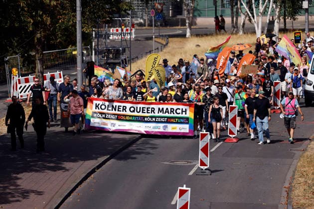 Impression vom Kölner Queer March unter dem Motto Köln zeigt Solidarität, Köln zeigt Haltung , eine Solidaritäts-Demonstration nach dem islamistischen Anschlag auf den CSD in Berlin. (Themenbild, Symbolbild) Köln, 09.08.2026 NRW Deutschland *** Scene from the Cologne Queer March under the slogan Cologne Shows Solidarity, Cologne Takes a Stand, a solidarity demonstration following the Islamist attack on the CSD in Berlin. Featured image, symbolic image. Cologne, August 9, 2026. North Rhine-Westphalia, Germany Copyright: xChristophxHardtx