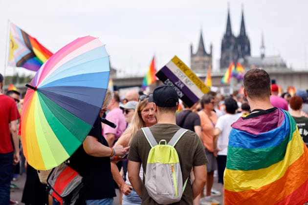 Impression vom Kölner Queer March unter dem Motto Köln zeigt Solidarität, Köln zeigt Haltung , eine Solidaritäts-Demonstration nach dem islamistischen Anschlag auf den CSD in Berlin. (Themenbild, Symbolbild) Köln, 09.08.2026 NRW Deutschland *** Scene from the Cologne Queer March under the slogan Cologne Shows Solidarity, Cologne Takes a Stand, a solidarity demonstration following the Islamist attack on the CSD in Berlin. Featured image, symbolic image. Cologne, August 9, 2026, North Rhine-Westphalia, Germany Copyright: xChristophxHardtx