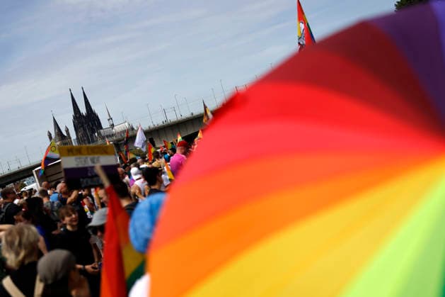 Impression vom Kölner Queer March unter dem Motto Köln zeigt Solidarität, Köln zeigt Haltung , eine Solidaritäts-Demonstration nach dem islamistischen Anschlag auf den CSD in Berlin. (Themenbild, Symbolbild) Köln, 09.08.2026 NRW Deutschland *** Scene from the Cologne Queer March under the slogan Cologne Shows Solidarity, Cologne Takes a Stand, a solidarity demonstration following the Islamist attack on the CSD in Berlin. Featured image, symbolic image. Cologne, August 9, 2026, North Rhine-Westphalia, Germany Copyright: xChristophxHardtx