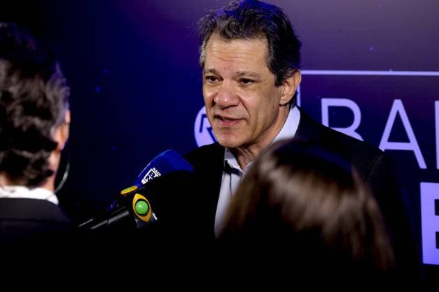 RECORD DATE NOT STATED Fernando Haddad arrives at Band for the first debate for the government of Sao Paulo. Sao Paulo (SP), 09 08 2026 2026 elections debate Band SP government Candidate for governor of Sao Paulo Fernando Haddad (PT) arrives at Band headquarters, alongside his wife Ana Estela Haddad this Sunday (9), to participate in the first debate between candidates for the Palacio dos Bandeirantes. Haddad will face the current governor and candidate for re-election, Tarcisio de Freitas (Republicanos). The debate starts at 8 pm.(Foto: Leco Viana Thenews2 imago images) Fernando Haddad arrives at Band for the first debate for the government of Sao Paulo.  Copyright: xLecoxVianax