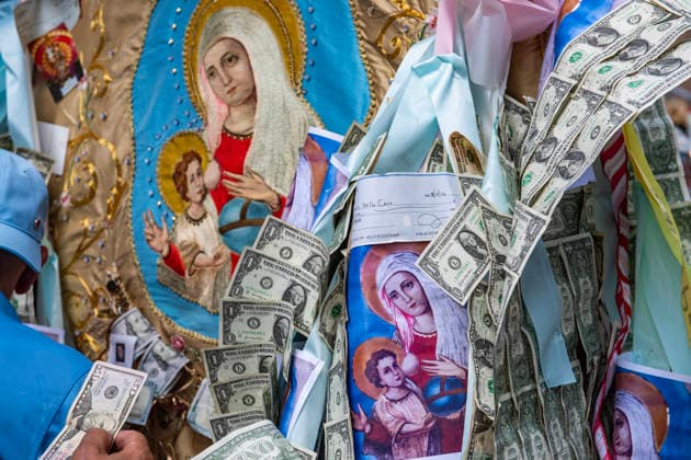 August 9, 2026, Boston, Massachusetts, USA: Patrons collect donations during the Feast of the Madonna Della Cava in the North End of Boston, Massachusetts on August 9, 2026. Boston USA - ZUMAp158 20260809_aap_p158_001 Copyright: xJosephxPreziosox