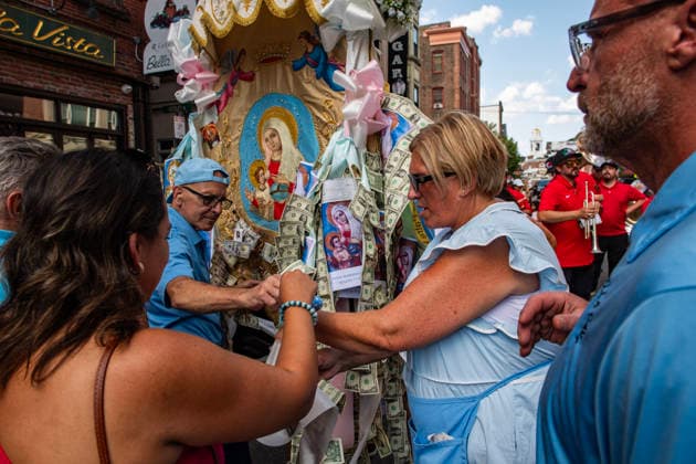 August 9, 2026, Boston, Massachusetts, USA: Patrons collect donations during the Feast of the Madonna Della Cava in the North End of Boston, Massachusetts on August 9, 2026. Boston USA  - ZUMAp158 20260809_aap_p158_016 Copyright: xJosephxPreziosox