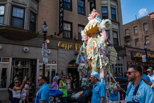 August 9, 2026, Boston, Massachusetts, USA: Patrons carry the image of the Madonna Della Cava during the Feast of the Madonna Della Cava in the North End of Boston, Massachusetts on August 9, 2026. Boston USA - ZUMAp158 20260809_aap_p158_018 Copyright: xJosephxPreziosox