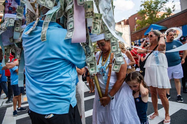 August 9, 2026, Boston, Massachusetts, USA: Patrons carry the image of the Madonna Della Cava during the Feast of the Madonna Della Cava in the North End of Boston, Massachusetts on August 9, 2026. Boston USA  - ZUMAp158 20260809_aap_p158_037 Copyright: xJosephxPreziosox