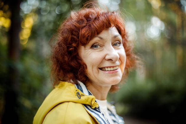 Eine fröhlich lachende ältere Frau mit roten Locken im Park. Portrait of a happy laughing elderly woman with red curly hair in the autumn park. (License=RF) ,model released, Symbolfoto Copyright: xZoonar.com RaisaxKanarevax 25383483 ,model released, Symbolfoto ,property released