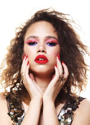 attraktive afroamerikanische Frau mit auffälligem Make-up attractive african american woman with bright make up closeup portrait over white background (License=RF) ,model released, Symbolfoto Copyright: xZoonar.com RaisaxKanarevax 25383599 ,model released, Symbolfoto ,property released
