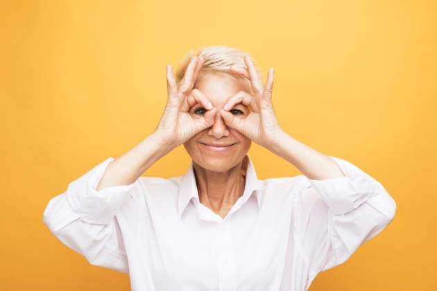 Ältere, grauhaarige Frau in weißer Bluse, die eine ?Alles in Ordnung?-Geste macht Senior grey-haired woman wearing white shirt doing ok gesture near eyes (License=RF) ,model released, Symbolfoto Copyright: xZoonar.com RaisaxKanarevax 25383611 ,model released, Symbolfoto ,property released