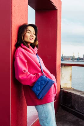Schöne, stilvolle junge Asiatin in einem rosa Sweatshirt, Porträt im Freien, Beautiful stylish Asian young woman in pink sweatshirt, outdoor portrait, summer time. (License=RF) ,model released, Symbolfoto Copyright: xZoonar.com RaisaxKanarevax 25383614 ,model released, Symbolfoto ,property released