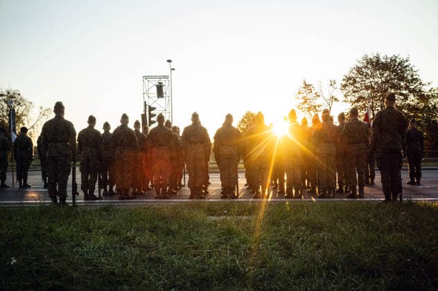 Poland s armed forces rehearse for the national Armed Forces Day parade in Warsaw, Poland - 9 Aug 2026 Polish troops muster before the parade rehearsal as the sun rises over the Vistula River. Early in the morning of 9th August, Poland s armed forces, and those of allies stationed in the country, take part in a rehearsal in preparation for a parade on National Armed Forces Day on the 15th August. Soldiers muster as the sun rises over the Vistula River and march past grandstands prepared for dignitaries. The soldiers were followed by mechanised divisions travelling in tanks and a variety of armoured vehicles. Afterwards, Secretary of State in the Ministry of Defence, Pawel Bejda addresses a post-rehearsal press conference, where he is accomp Copyright: xNeilxMiltonx xSOPAxImagesx NSM2026165G0809-L1002342_5000_300dpi