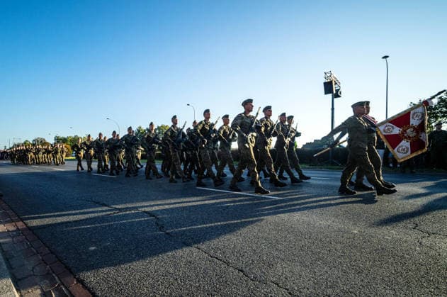 Poland s armed forces rehearse for the national Armed Forces Day parade in Warsaw, Poland - 9 Aug 2026 Polish troops march along the riverside during the parade rehearsal. Early in the morning of 9th August, Poland s armed forces, and those of allies stationed in the country, take part in a rehearsal in preparation for a parade on National Armed Forces Day on the 15th August. Soldiers muster as the sun rises over the Vistula River and march past grandstands prepared for dignitaries. The soldiers were followed by mechanised divisions travelling in tanks and a variety of armoured vehicles. Afterwards, Secretary of State in the Ministry of Defence, Pawel Bejda addresses a post-rehearsal press conference, where he is accompanied by the Chief of Copyright: xNeilxMiltonx xSOPAxImagesx NSM2026165G0809-L1002524_5000_300dpi