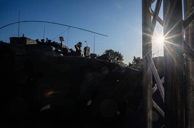 Poland s armed forces rehearse for the national Armed Forces Day parade in Warsaw, Poland - 9 Aug 2026 An armoured vehicle passes during the parade rehearsal. Early in the morning of 9th August, Poland s armed forces, and those of allies stationed in the country, take part in a rehearsal in preparation for a parade on National Armed Forces Day on the 15th August. Soldiers muster as the sun rises over the Vistula River and march past grandstands prepared for dignitaries. The soldiers were followed by mechanised divisions travelling in tanks and a variety of armoured vehicles. Afterwards, Secretary of State in the Ministry of Defence, Pawel Bejda addresses a post-rehearsal press conference, where he is accompanied by the Chief of the General Copyright: xNeilxMiltonx xSOPAxImagesx NSM2026165G0809-L1002669_5000_300dpi