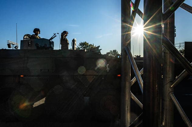 Poland s armed forces rehearse for the national Armed Forces Day parade in Warsaw, Poland - 9 Aug 2026 Soldiers atop an armoured vehicle salute during the parade rehearsal. Early in the morning of 9th August, Poland s armed forces, and those of allies stationed in the country, take part in a rehearsal in preparation for a parade on National Armed Forces Day on the 15th August. Soldiers muster as the sun rises over the Vistula River and march past grandstands prepared for dignitaries. The soldiers were followed by mechanised divisions travelling in tanks and a variety of armoured vehicles. Afterwards, Secretary of State in the Ministry of Defence, Pawel Bejda addresses a post-rehearsal press conference, where he is accompanied by the Chief o Copyright: xNeilxMiltonx xSOPAxImagesx NSM2026165G0809-L1002724_5000_300dpi