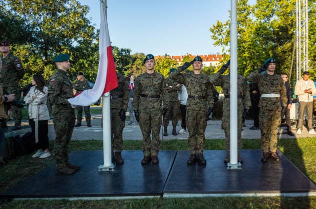 August 9, 2026, Warsaw, Mazovia, Poland: Members of the Colour Guard salute during the parade rehearsal. Early in the morning of 9th August, Poland s armed forces, and those of allies stationed in the country, take part in a rehearsal in preparation for a parade on National Armed Forces Day on the 15th August. Soldiers muster as the sun rises over the Vistula River and march past grandstands prepared for dignitaries. The soldiers were followed by mechanised divisions travelling in tanks and a variety of armoured vehicles. Afterwards, Secretary of State in the Ministry of Defence, Pawel Bejda addresses a post-rehearsal press conference, where he is accompanied by the Chief of the General Staff of the Polish Armed Forces, General Wieslaw Kuku - ZUMAs197 20260809_aaa_s197_070 Copyright: xNeilxMiltonx