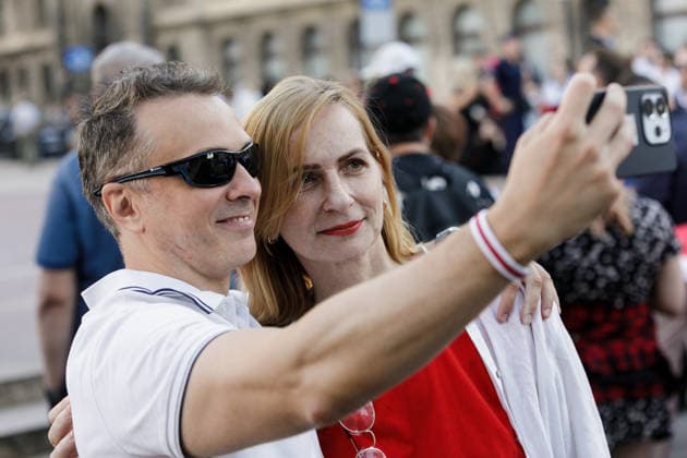 Belarusians Mark Election Anniversary in Warsaw - 09 Aug 2026 Participants take selfies during an evening rally marking the sixth anniversary of the August 2020 presidential election in Belarus. An evening gathering marking the sixth anniversary of the August 2020 presidential election in Belarus was held near the Nicolaus Copernicus Monument in central Warsaw, bringing together leaders of Belarusian democratic forces, public figures and activists, as well as several hundred participants. Warsaw Poland Copyright: xVolhaxShukailax xSOPAxImagesx VSHUKAILA_4940
