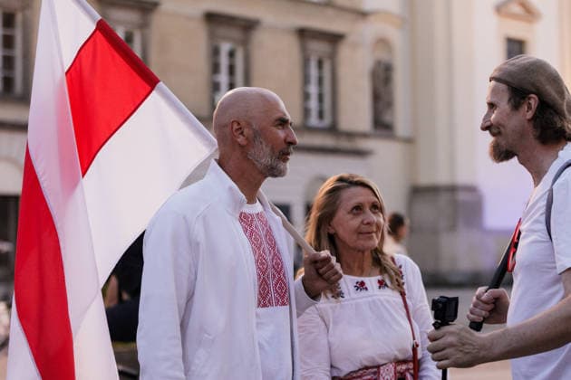 Belarusians Mark Election Anniversary in Warsaw - 09 Aug 2026 Participants talk to each other during an evening rally marking the sixth anniversary of the August 2020 presidential election in Belarus. An evening gathering marking the sixth anniversary of the August 2020 presidential election in Belarus was held near the Nicolaus Copernicus Monument in central Warsaw, bringing together leaders of Belarusian democratic forces, public figures and activists, as well as several hundred participants. Warsaw Poland Copyright: xVolhaxShukailax xSOPAxImagesx VSHUKAILA_5218