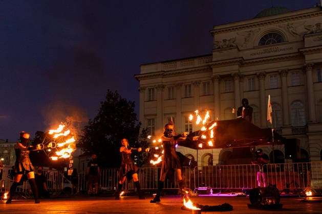 Belarusians Mark Election Anniversary in Warsaw - 09 Aug 2026 A flare burns near the Nicolaus Copernicus Monument during an evening rally marking the sixth anniversary of the August 2020 presidential election in Belarus. An evening gathering marking the sixth anniversary of the August 2020 presidential election in Belarus was held near the Nicolaus Copernicus Monument in central Warsaw, bringing together leaders of Belarusian democratic forces, public figures and activists, as well as several hundred participants. Warsaw Poland Copyright: xVolhaxShukailax xSOPAxImagesx VSHUKAILA_5360