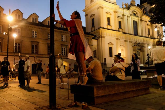 Belarusians Mark Election Anniversary in Warsaw - 09 Aug 2026 A woman takes off her shoes to climb onto a bench during an evening rally marking the sixth anniversary of the August 2020 presidential election in Belarus. An evening gathering marking the sixth anniversary of the August 2020 presidential election in Belarus was held near the Nicolaus Copernicus Monument in central Warsaw, bringing together leaders of Belarusian democratic forces, public figures and activists, as well as several hundred participants. Warsaw Poland Copyright: xVolhaxShukailax xSOPAxImagesx VSHUKAILA_5428