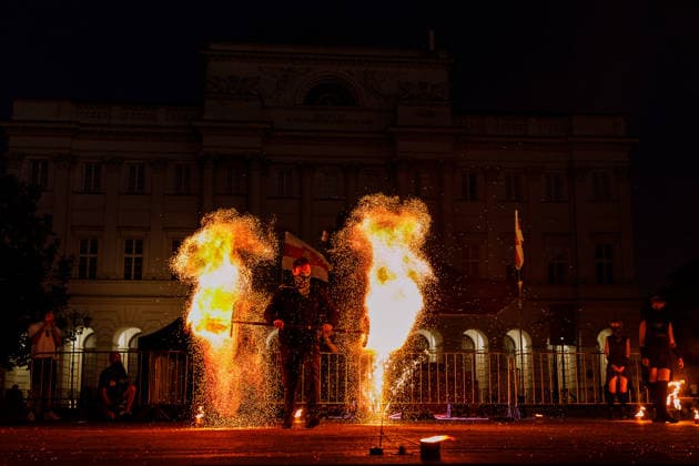 Belarusians Mark Election Anniversary in Warsaw - 09 Aug 2026 Participants light a flare near the Nicolaus Copernicus Monument during an evening rally marking the sixth anniversary of the August 2020 presidential election in Belarus. An evening gathering marking the sixth anniversary of the August 2020 presidential election in Belarus was held near the Nicolaus Copernicus Monument in central Warsaw, bringing together leaders of Belarusian democratic forces, public figures and activists, as well as several hundred participants. Warsaw Poland Copyright: xVolhaxShukailax xSOPAxImagesx VSHUKAILA_5468