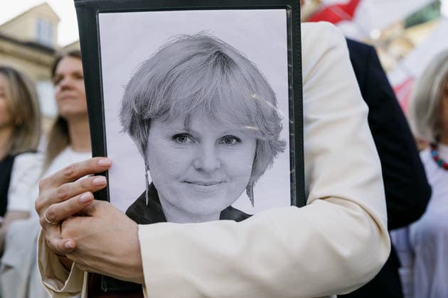 Belarusians Mark Election Anniversary in Warsaw - 09 Aug 2026 A portrait of TUT.BY CEO Liudmila Chekina is seen on a folder held by Belarusian democratic leader Sviatlana Tsikhanouskaya during an evening rally marking the sixth anniversary of the August 2020 presidential election in Belarus. An evening gathering marking the sixth anniversary of the August 2020 presidential election in Belarus was held near the Nicolaus Copernicus Monument in central Warsaw, bringing together leaders of Belarusian democratic forces, public figures and activists, as well as several hundred participants. Warsaw Poland Copyright: xVolhaxShukailax xSOPAxImagesx VSHUKAILA_4882