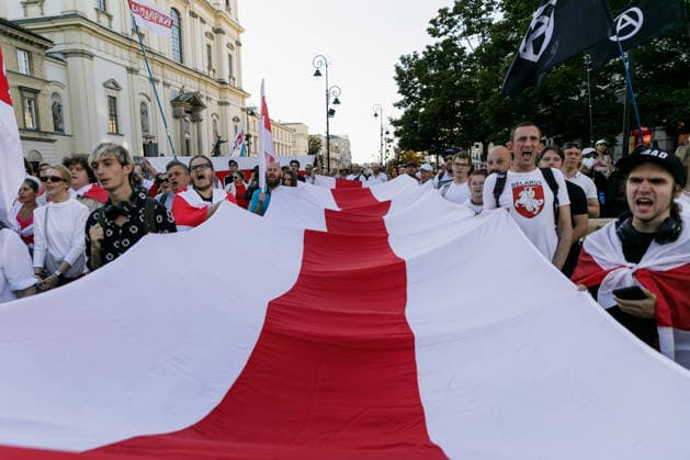 Belarusians Mark Election Anniversary in Warsaw - 09 Aug 2026 A large white-red-white Belarusian national flag is held by participants during an evening rally marking the sixth anniversary of the August 2020 presidential election in Belarus. An evening gathering marking the sixth anniversary of the August 2020 presidential election in Belarus was held near the Nicolaus Copernicus Monument in central Warsaw, bringing together leaders of Belarusian democratic forces, public figures and activists, as well as several hundred participants. Warsaw Poland Copyright: xVolhaxShukailax xSOPAxImagesx VSHUKAILA_4892