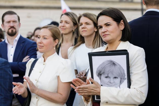 Belarusians Mark Election Anniversary in Warsaw - 09 Aug 2026 Belarusian democratic leader Sviatlana Tsikhanouskaya (R) takes part in an evening rally marking the sixth anniversary of the August 2020 presidential election in Belarus, holding a folder with a portrait of TUT.BY CEO Liudmila Chekina. An evening gathering marking the sixth anniversary of the August 2020 presidential election in Belarus was held near the Nicolaus Copernicus Monument in central Warsaw, bringing together leaders of Belarusian democratic forces, public figures and activists, as well as several hundred participants. Warsaw Poland Copyright: xVolhaxShukailax xSOPAxImagesx VSHUKAILA_4911