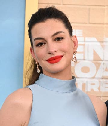 ˜The End of Oak Street™ World Premiere Anne Hathaway arriving to The End of Oak Street world premiere held at the Steven J. Ross Theater on August 8, 2026 in Burbank, CA. Burbank Steven J. Ross Theater California USA Copyright: xLISAxOConnorx xAFF-USA.comx