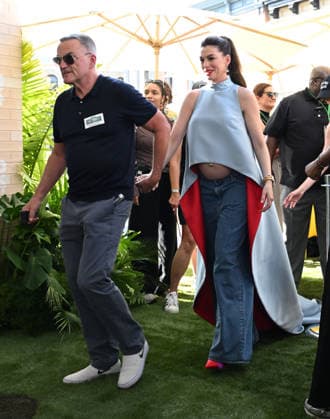˜The End of Oak Street™ World Premiere Anne Hathaway arriving to The End of Oak Street world premiere held at the Steven J. Ross Theater on August 8, 2026 in Burbank, CA. Burbank Steven J. Ross Theater California USA Copyright: xLISAxOConnorx xAFF-USA.comx