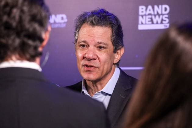 Fernando Haddad and Tarcisio de Freitas face off in the first Band debate. Sao Paulo, SP. 09.08.2026 - Debate-SP - PT candidate for governor of Sao Paulo, Fernando Haddad, talks with journalists before the first election debate promoted by TV Bandeirantes, at the station s studio, in the Morumbi neighborhood, south of Sao Paulo, on the evening of Sunday, August 9, 2026.(Foto: Marina Uezima Brazil Photo Press Brazil Photo Press) INTERNATIONAL Sao Paulo Sao Paulo Brasil Copyright: xMarinaxUezimax