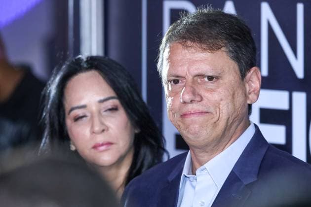 Fernando Haddad and Tarcisio de Freitas face off in the first Band debate. Sao Paulo, SP. 09.08.2026 - Debate-SP - Current governor and candidate for re-election for the Republicans, Tarcisio de Freitas talks with journalists before the first election debate promoted by TV Bandeirantes, at the station s studio, in the Morumbi neighborhood, south of Sao Paulo, on the evening of Sunday, August 9, 2026.(Foto: Marina Uezima Brazil Photo Press Brazil Photo Press) INTERNATIONAL Sao Paulo Sao Paulo Brasil Copyright: xMarinaxUezimax