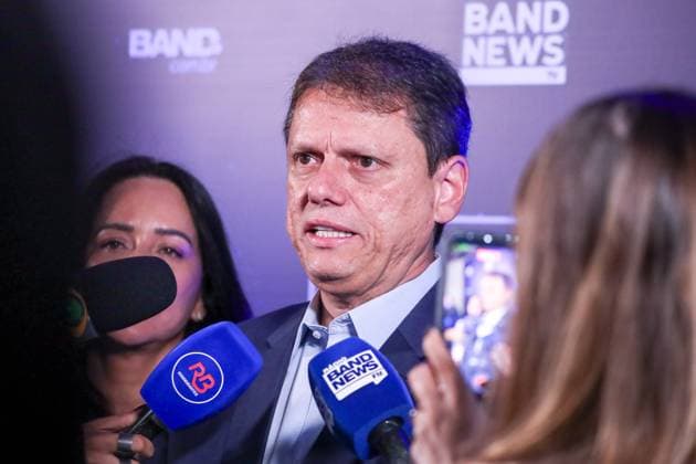 Fernando Haddad and Tarcisio de Freitas face off in the first Band debate. Sao Paulo, SP. 09.08.2026 - Debate-SP - Current governor and candidate for re-election for the Republicans, Tarcisio de Freitas talks with journalists before the first election debate promoted by TV Bandeirantes, at the station s studio, in the Morumbi neighborhood, south of Sao Paulo, on the evening of Sunday, August 9, 2026.(Foto: Marina Uezima Brazil Photo Press Brazil Photo Press) INTERNATIONAL Sao Paulo Sao Paulo Brasil Copyright: xMarinaxUezimax
