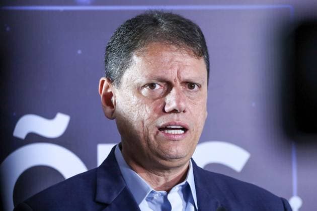 Fernando Haddad and Tarcisio de Freitas face off in the first Band debate. Sao Paulo, SP. 09.08.2026 - Debate-SP - Current governor and candidate for re-election for the Republicans, Tarcisio de Freitas talks with journalists before the first election debate promoted by TV Bandeirantes, at the station s studio, in the Morumbi neighborhood, south of Sao Paulo, on the evening of Sunday, August 9, 2026.(Foto: Marina Uezima Brazil Photo Press Brazil Photo Press) INTERNATIONAL Sao Paulo Sao Paulo Brasil Copyright: xMarinaxUezimax