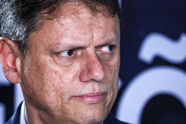 Fernando Haddad and Tarcisio de Freitas face off in the first Band debate. Sao Paulo, SP. 09.08.2026 - Debate-SP - Current governor and candidate for re-election for the Republicans, Tarcisio de Freitas talks with journalists before the first election debate promoted by TV Bandeirantes, at the station s studio, in the Morumbi neighborhood, south of Sao Paulo, on the evening of Sunday, August 9, 2026.(Foto: Marina Uezima Brazil Photo Press Brazil Photo Press) INTERNATIONAL Sao Paulo Sao Paulo Brasil Copyright: xMarinaxUezimax